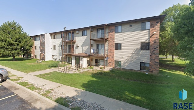 901-909 N Cleveland Ave, Sioux Falls, SD 57103 - view of property with uncovered parking