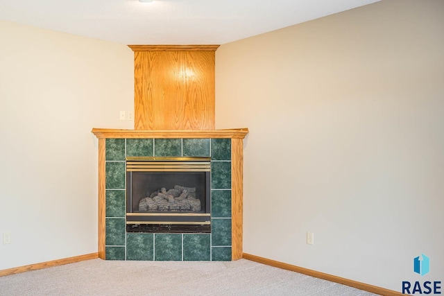 details featuring baseboards, carpet, and a fireplace