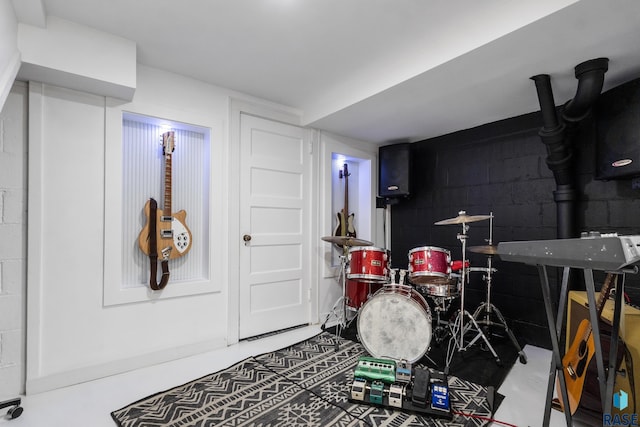 playroom featuring concrete block wall