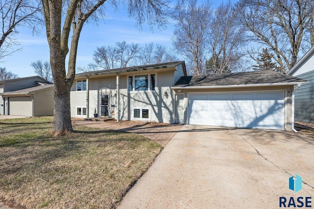 view of front of property featuring a front lawn, a garage, and driveway