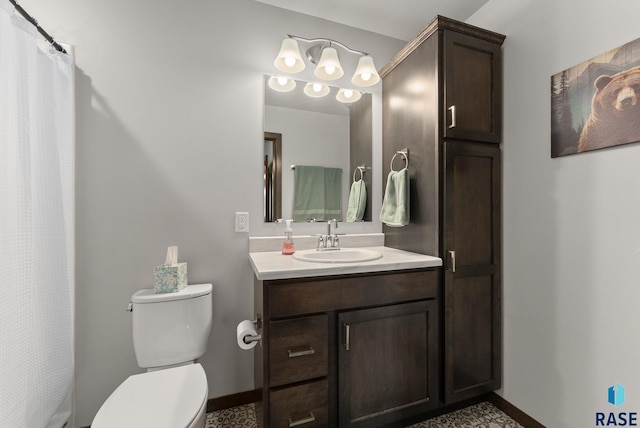 full bathroom featuring toilet, a shower with shower curtain, vanity, and baseboards