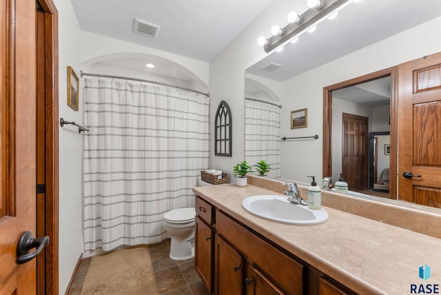 full bathroom with visible vents, toilet, curtained shower, and vanity
