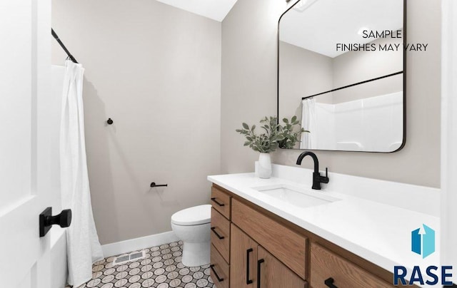 8312 E Wicker Ct, Sioux Falls, SD 57110 - bathroom featuring visible vents, baseboards, curtained shower, toilet, and vanity