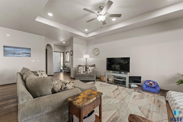 living area featuring recessed lighting, ceiling fan, baseboards, and wood finished floors