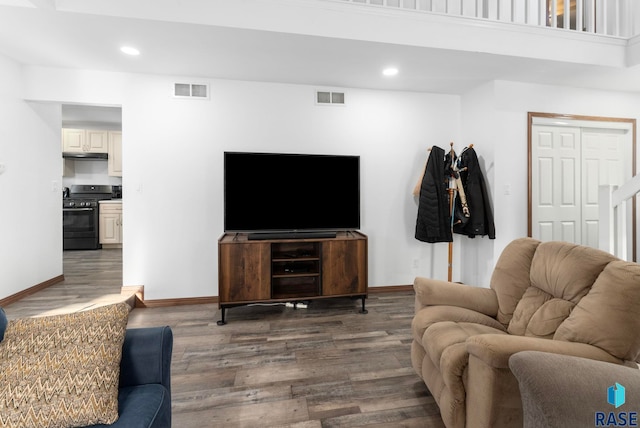 3325 E Manor Cir, Sioux Falls, SD 57103 - living area featuring visible vents, baseboards, recessed lighting, and wood finished floors