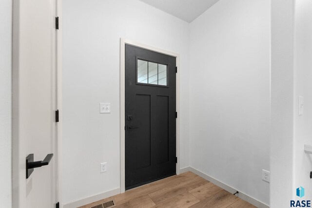 entryway featuring visible vents, light wood-type flooring, and baseboards