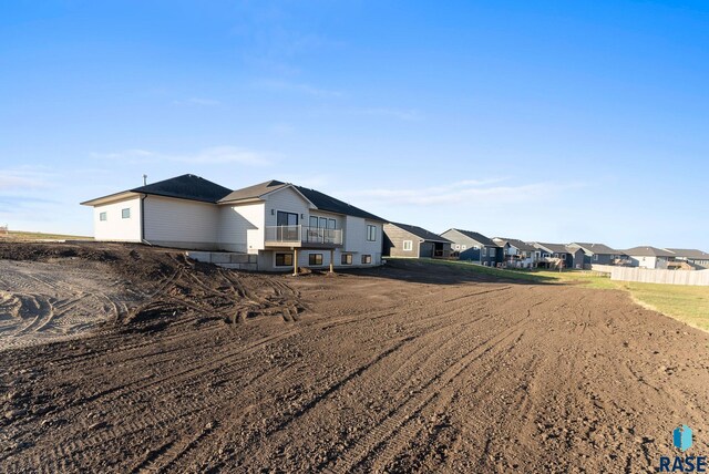 view of yard featuring a residential view and a balcony