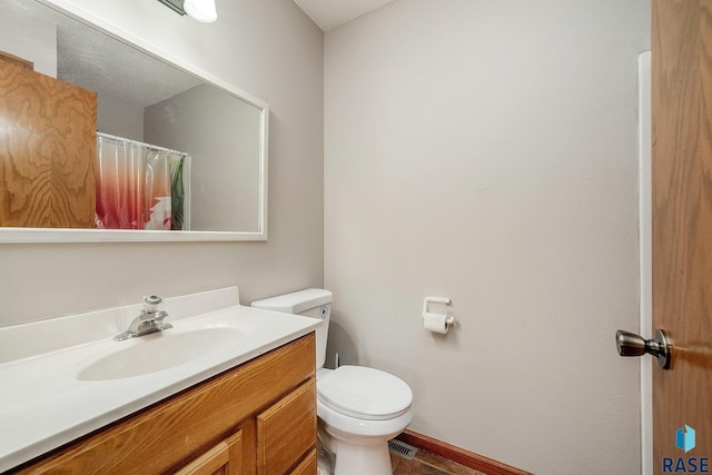 full bath with toilet, vanity, baseboards, and a shower with curtain