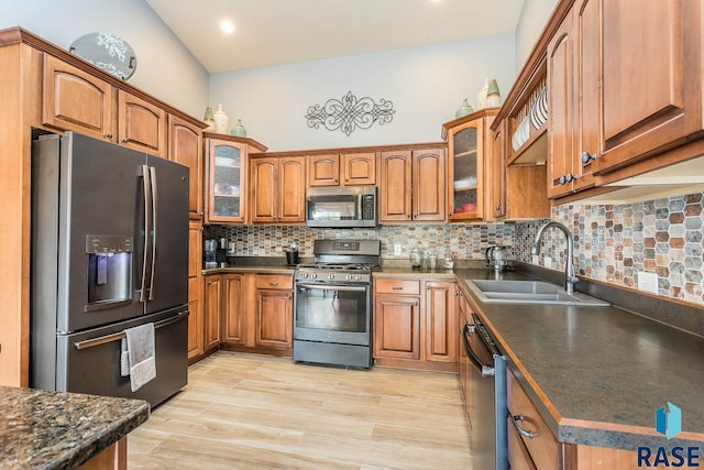 6520 S Heatherridge Trl, Sioux Falls, SD 57108 - kitchen featuring a sink, backsplash, brown cabinetry, and stainless steel appliances