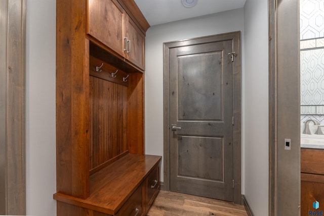 912 Torrey Pine Ln, Sioux Falls, SD 57110 - mudroom with light wood-style floors