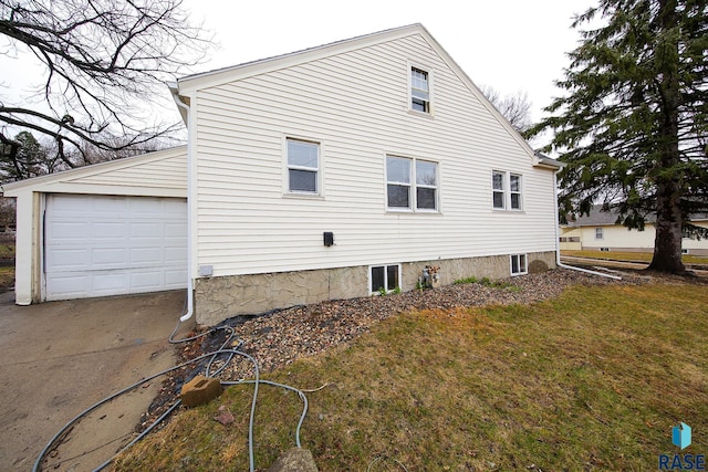 1330 W 14th St, Sioux Falls, SD 57104 - view of home's exterior featuring driveway and a yard
