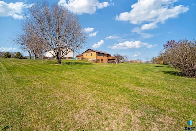 view of yard featuring a rural view