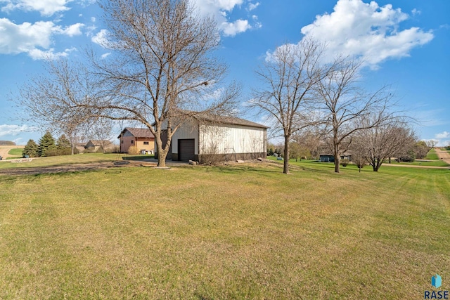 view of yard featuring an outdoor structure