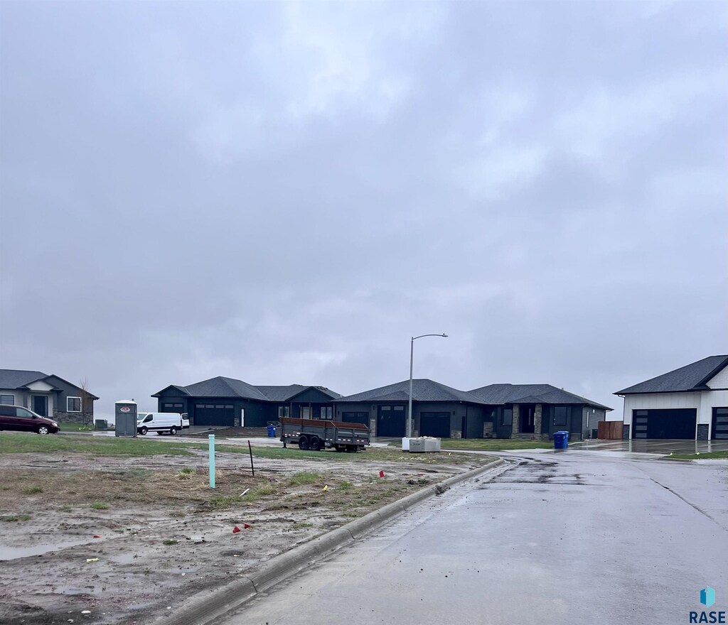 4228 N Interlachen Trl, Sioux Falls, SD 57107