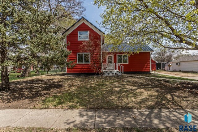 view of front of house with a front lawn and metal roof