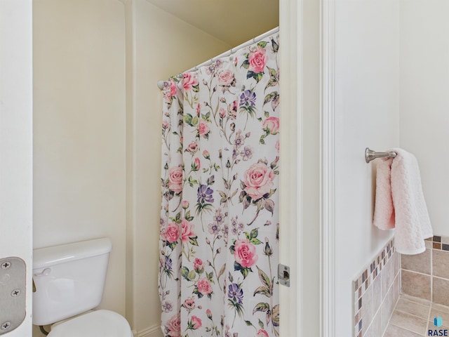 full bath with toilet and a shower with curtain