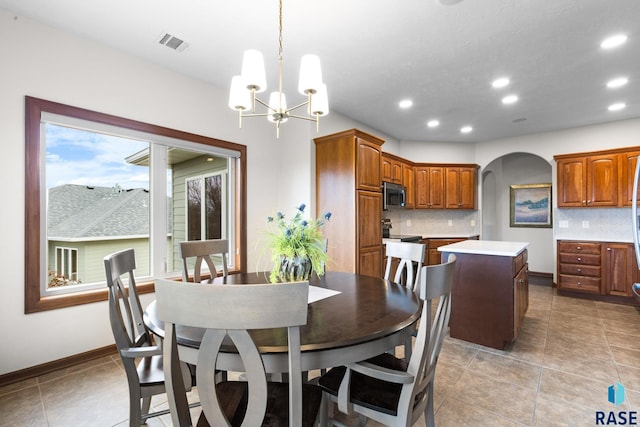 dining area featuring a notable chandelier, recessed lighting, arched walkways, and visible vents