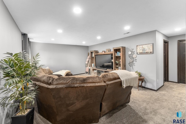living room featuring visible vents, recessed lighting, baseboards, and light carpet