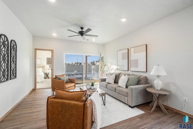 living area featuring baseboards, recessed lighting, wood finished floors, and ceiling fan