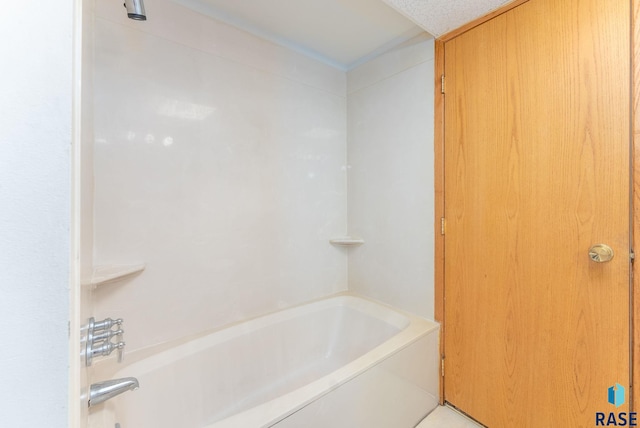 bathroom with washtub / shower combination