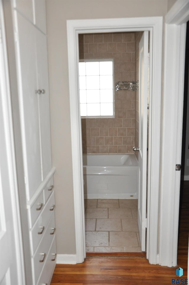 2911 S Norton Ave, Sioux Falls, SD 57105 - full bathroom featuring baseboards, bathing tub / shower combination, and wood finished floors