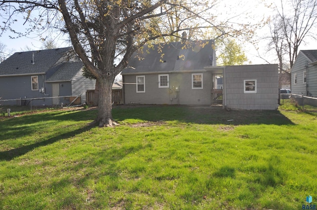 2911 S Norton Ave, Sioux Falls, SD 57105 - rear view of house with a fenced backyard and a yard