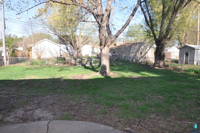 2911 S Norton Ave, Sioux Falls, SD 57105 - view of yard featuring fence