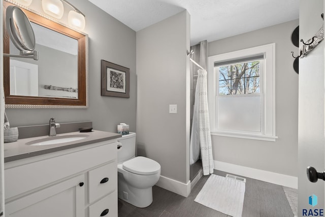 full bath with visible vents, vanity, toilet, baseboards, and a shower with curtain
