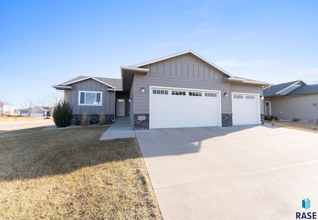 5400 S Whisper Cove Trl, Sioux Falls, SD 57108 - ranch-style house with board and batten siding, an attached garage, driveway, and a front lawn