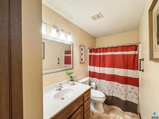 full bathroom featuring a textured ceiling, visible vents, curtained shower, vanity, and toilet