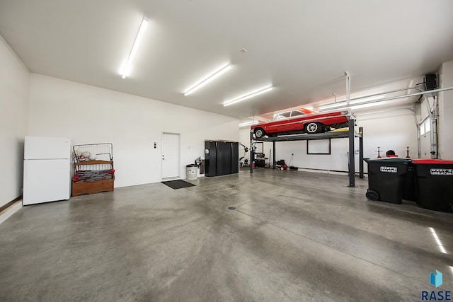 garage featuring freestanding refrigerator