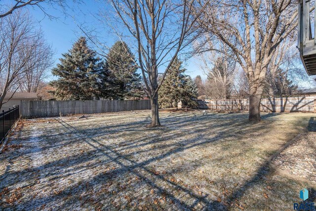 view of yard featuring a fenced backyard