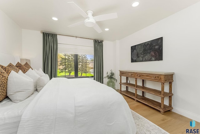 bedroom featuring light wood-style floors, baseboards, ceiling fan, and recessed lighting