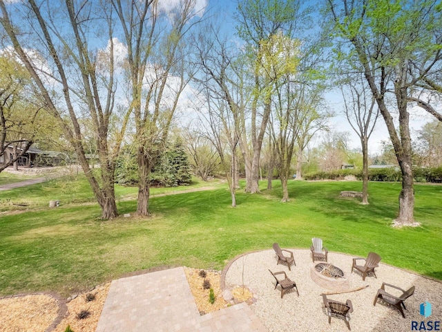 view of yard featuring a fire pit