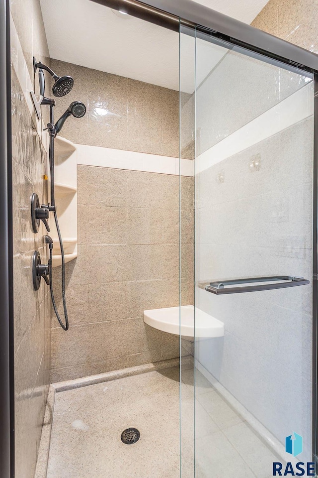 full bathroom featuring a tile shower