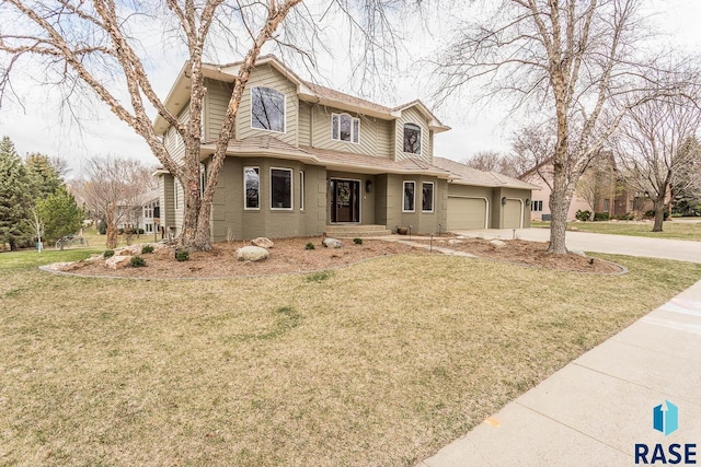 traditional-style house featuring driveway, a front lawn, and a garage