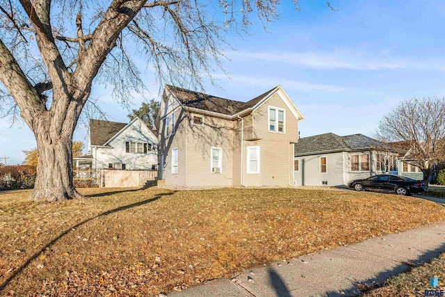 view of front facade featuring a front yard