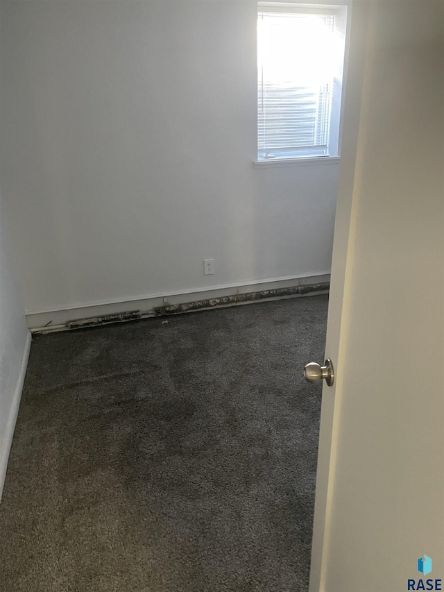 207 W 14th St, Sioux Falls, SD 57104 - unfurnished room featuring baseboards and carpet