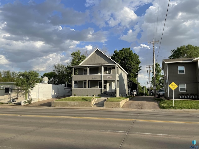207 W 14th St, Sioux Falls, SD 57104 - view of front of property with stucco siding and a balcony