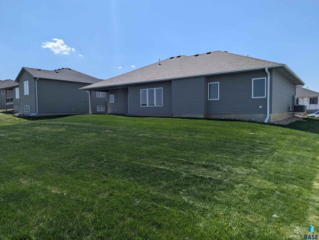 2604 S Galena Ave, Sioux Falls, SD 57110 - rear view of property featuring a yard and a shingled roof