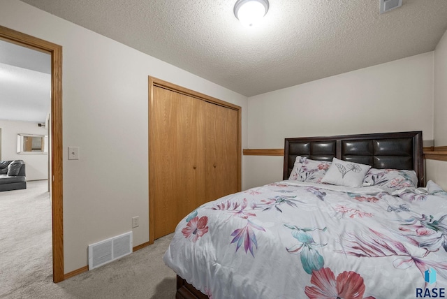 7708 W Eli Ct, Sioux Falls, SD 57106 - carpeted bedroom with a closet and a textured ceiling