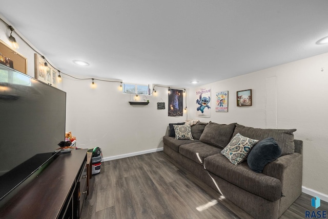 living room featuring wood finished floors, recessed lighting, and baseboards