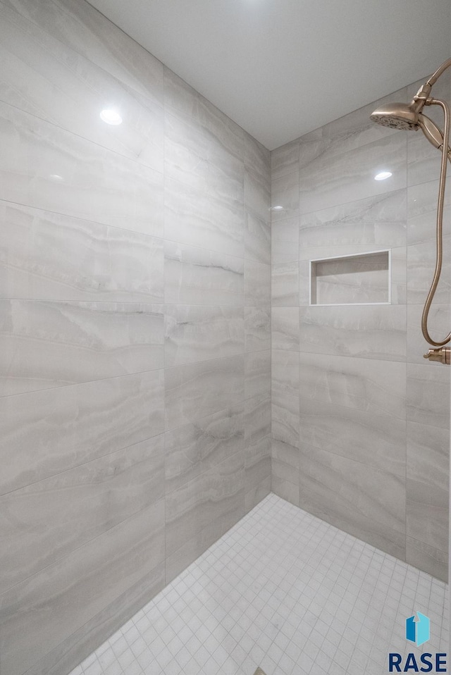 6609 E Corsair Dr, Sioux Falls, SD 57110 - full bathroom with tiled shower