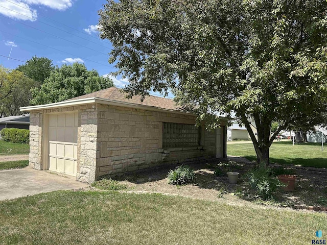 view of outbuilding with driveway