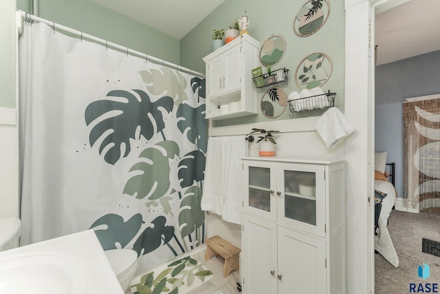 805 S Spring Ave, Sioux Falls, SD 57104 - full bath with toilet and curtained shower