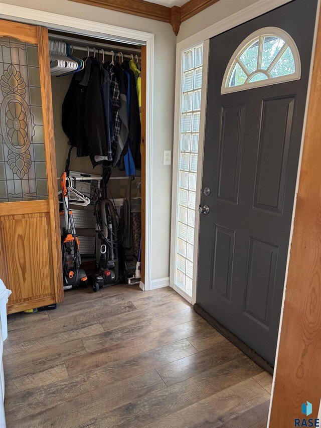 foyer featuring wood finished floors and baseboards