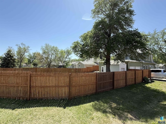 view of yard featuring a residential view