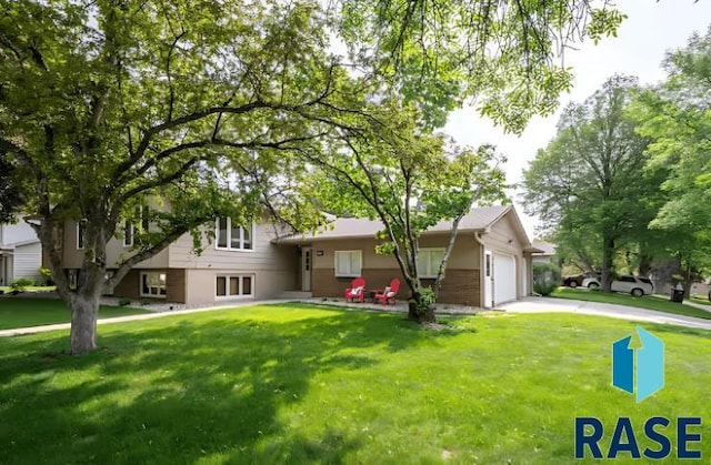 2304 S Mockingbird Cir, Sioux Falls, SD 57103 - split level home featuring driveway, a front yard, and a garage