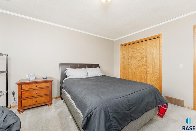 408 N Oak Ridge Rd, Brandon, SD 57005 - bedroom with crown molding, light colored carpet, a closet, and baseboards