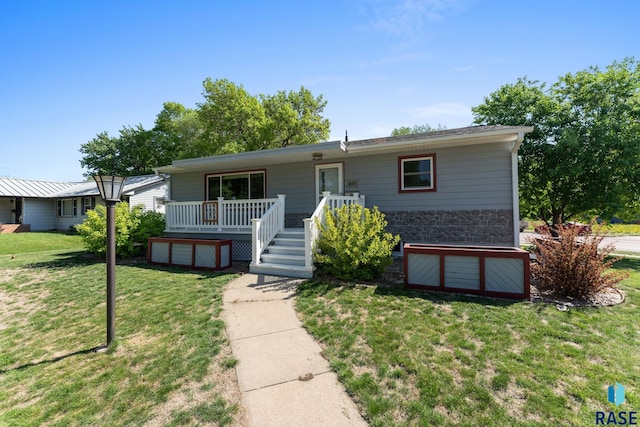 1712 S Bruce Rd, Sioux Falls, SD 57105 - ranch-style house featuring a front lawn and a deck